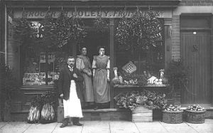 (L-R) Great Grandad, Great Granny & Nan, Colchester, ca 1914